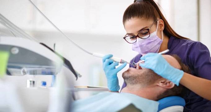 ایمپلنت دندان چیست و چگونه انجام می شود؟