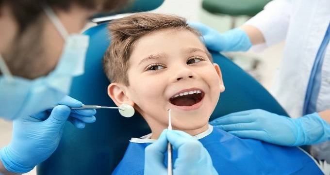چه زمانی برای مراجعه به دندانپزشک کودکان مناسب است؟