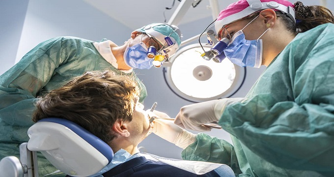 چه زمانی لازم است به جراح دندانپزشک مراجعه کنیم؟