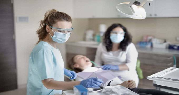 چه زمانی لازم است به جراح دندانپزشک مراجعه نماییم؟