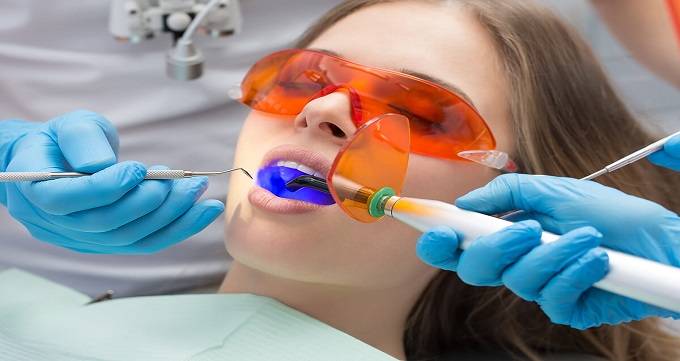 مزایای درمان با لیزر دندان پزشکی نسبت به روش های سنتی